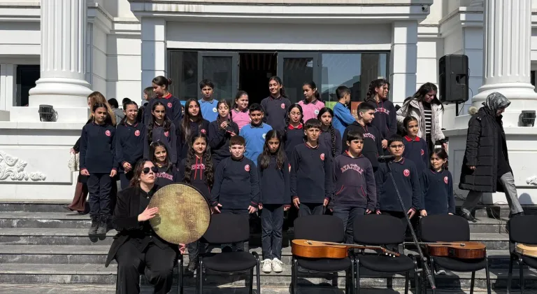 Ağrı'da öğrenciler İshak Paşa Sarayı ve Ağrı Dağı eteklerinde ilahi söyledi