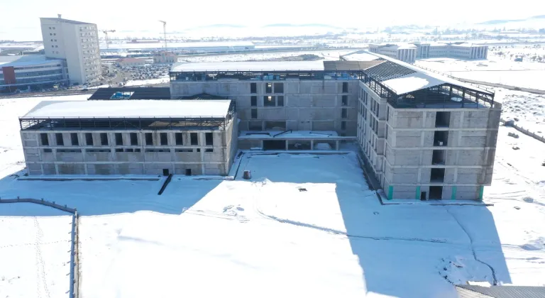Ağrı'da sismik izolatörlerin kullanıldığı 270 yataklı hastanenin inşası sürüyor