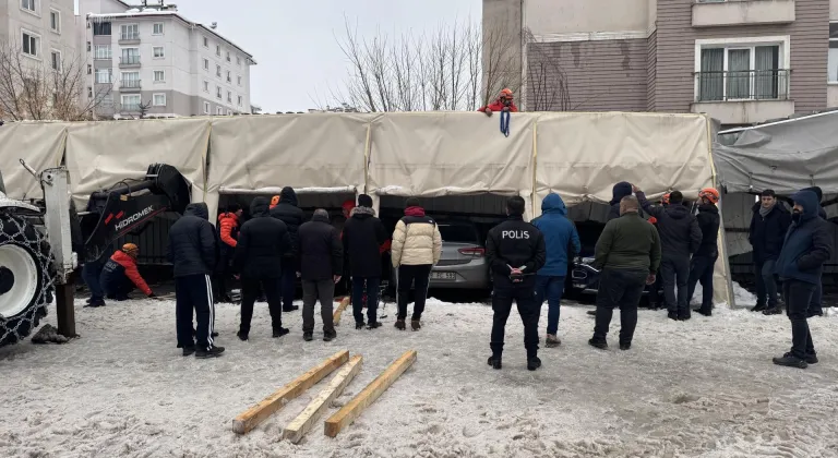Ağrı'da üstünde kar biriken garajın çökmesi sonucu 3 araç zarar gördü