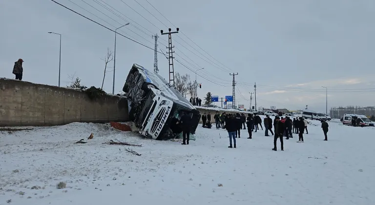 Ağrı'da yolcu otobüsünün devrilmesi sonucu 16 kişi yaralandı