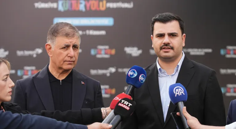 AK Parti Genel Sekreteri İnan, İzmir Kültür Yolu Festivali'ndeki sergileri gezdi: