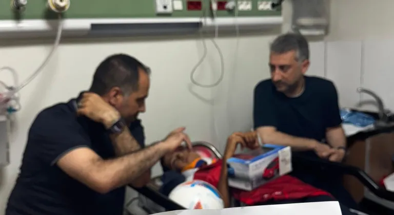 AK Parti Mersin Milletvekili Kıratlı, markette şiddete uğrayan çocuğu ziyaret etti