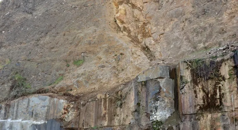 Akaryakıt istasyonunda 3 kişinin öldüğü heyelanla ilgili olay yerinde keşif yapıldı