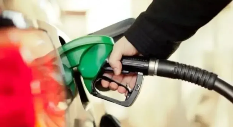 Akaryakıtta çifte değişim: Benzin ucuzladı, motorin zamlandı