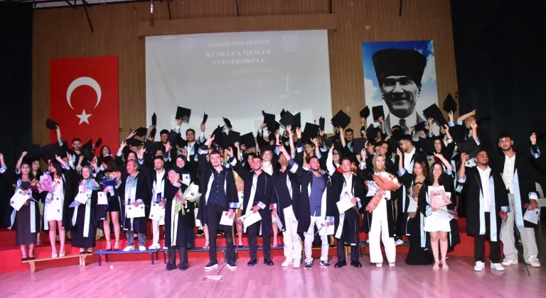 Akdeniz Üniversitesi'nde mezuniyet heyecanı yaşayan anneye diplomasını dekan oğlu verdi