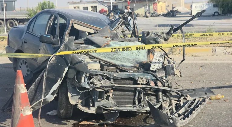 Aksaray'da aydınlatma direğine çarpan otomobildeki 2 kişi öldü, 2 kişi ağır yaralandı