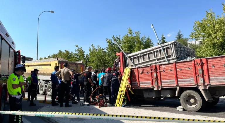 Aksaray'da hafriyat kamyonuna çarpan kamyonetteki 2 kişi ağır yaralandı