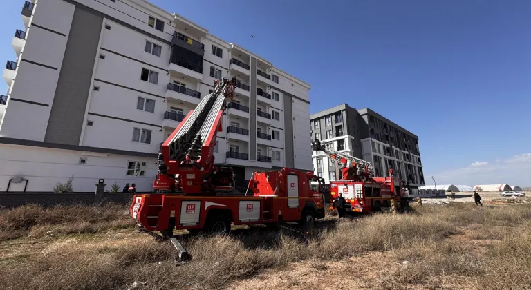 Aksaray'da prizde unutulan şarj aletinden çıkan yangında mahsur kalan 10 kişi kurtarıldı