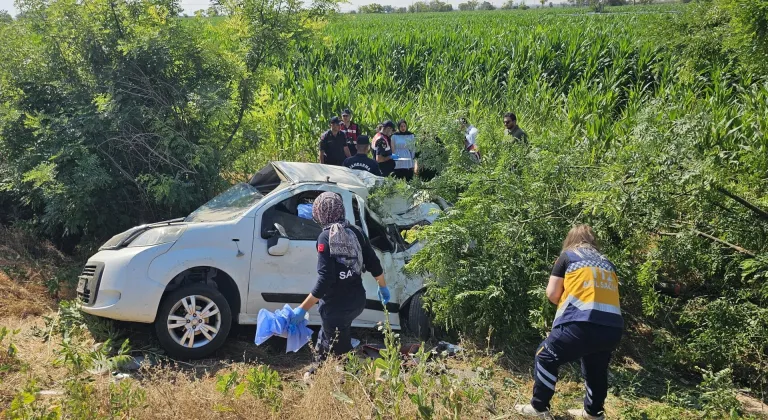 Aksaray'da şarampole devrilen hafif ticari araçtaki 3 kişi öldü, 1 kişi ağır yaralandı