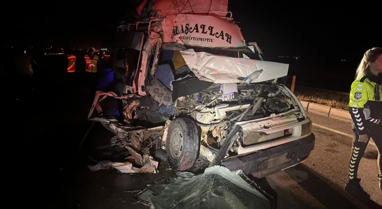 Aksaray'da tarım işçilerini taşıyan minibüs ile tırın çarpışması sonucu 12 kişi yaralandı