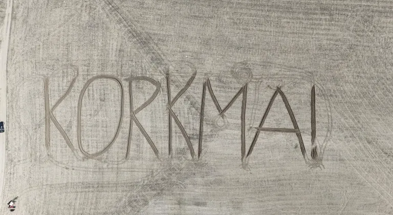 Aksaraylı çiftçi tarlasına traktörle "Korkma" yazdı