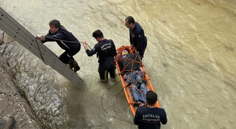 Alanya'da çaya düşen kişiyi itfaiye kurtardı