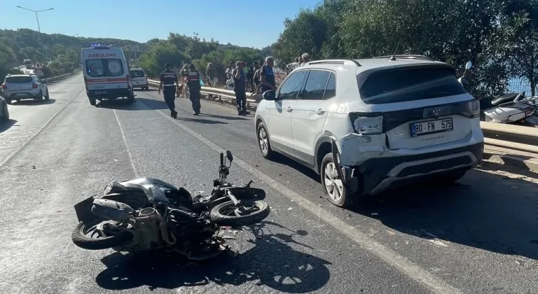 Alanya'da park halindeki otomobile çarpan motosikletteki 2 kişi ağır yaralandı