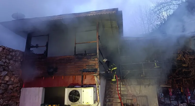 Alanya'da piknik alanındaki restoranda çıkan yangın hasara neden oldu