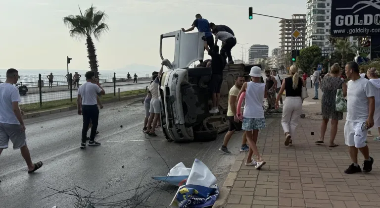 Alanya'da refüje çarpıp devrilen hafif ticari araçtaki 2 kişi yaralandı