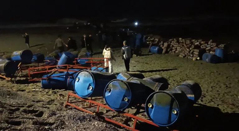 Alanya'da sağanak nedeniyle bazı işletmelerin çardakları denize sürüklendi