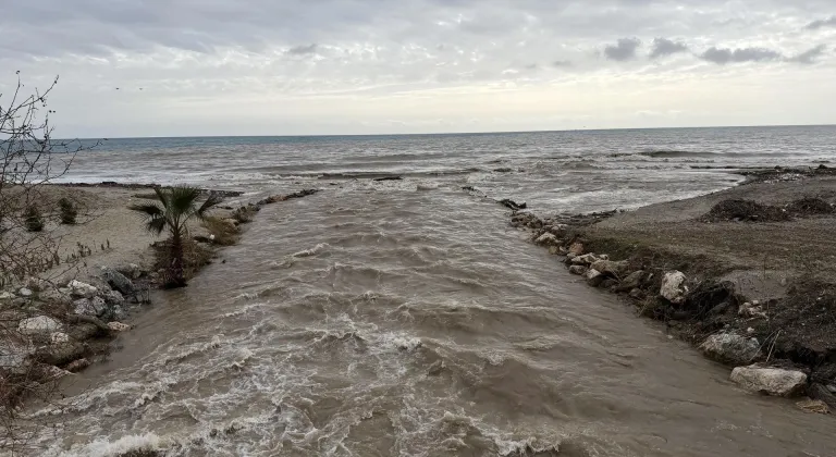 Alanya'da sağanak sonrası denizin rengi değişti