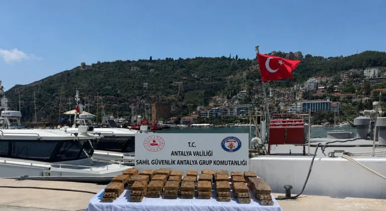 Alanya'da sahile vuran paketten 40 kilogram esrar çıktı