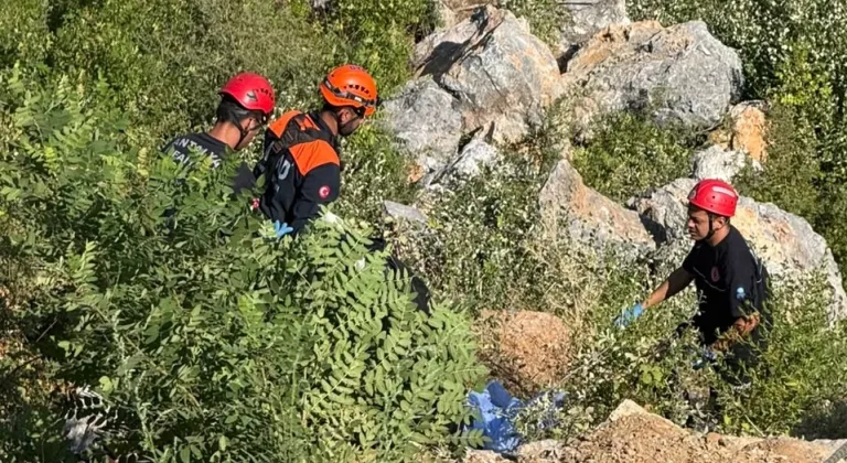 Alanya'da uçuruma yuvarlanan motosikletteki 1 kişi öldü, 1 kişi yaralandı