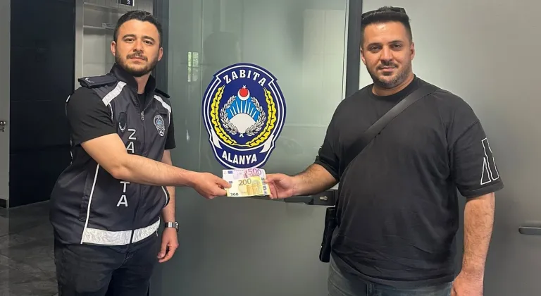 Alanya'da yolda bulunan 700 avro sahibine teslim edildi