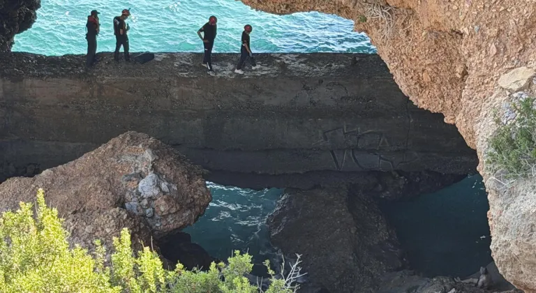Alanya'da yüzmek için indiği kayalıklarda mahsur kalan kişi kurtarıldı