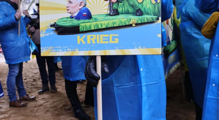 Almanya'da "5. Mevsim" büyük karnaval geçit töreni yapıldı