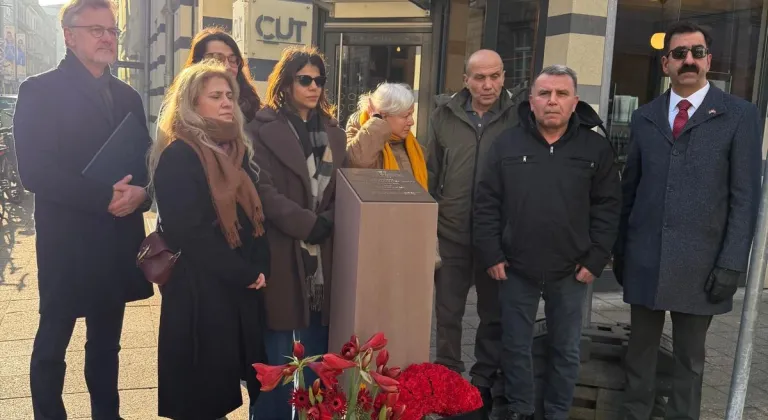 Almanya'da kundaklama sonucu yaşamını yitiren 3 Türk'ün anısına anıt yapıldı