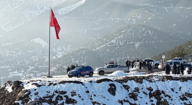 Amanos Dağları'nın eteklerindeki yıpranan Türk bayrağı değiştirildi