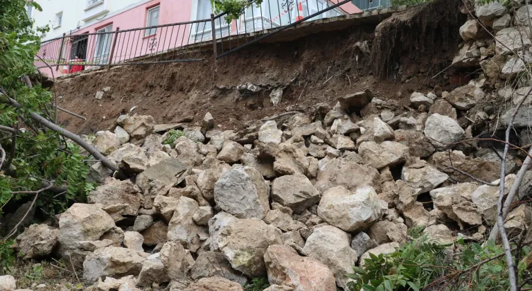 Amasya'da 5 katlı binanın istinat duvarı çöktü