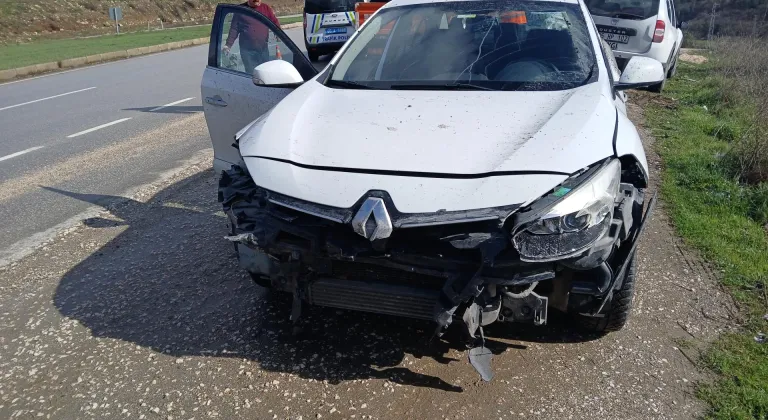 Amasya'da bariyere çarpan otomobildeki 3 kişi yaralandı