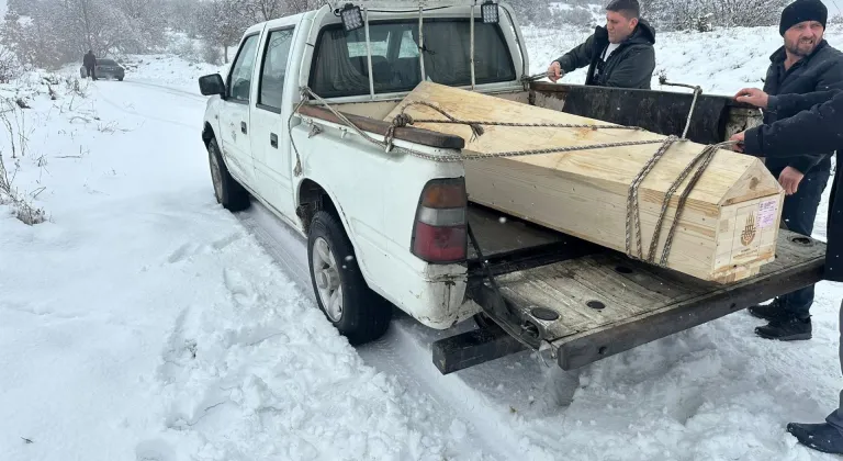 Amasya'da cenaze kardan yolu kapanan köye özel idare ekiplerince ulaştırıldı
