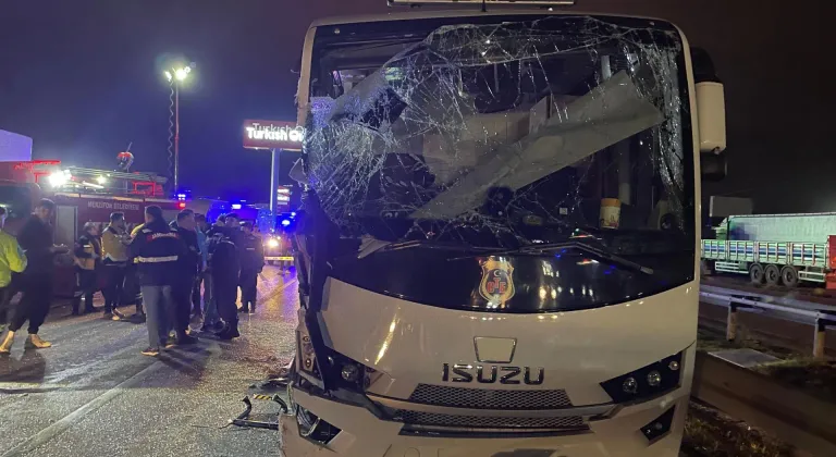 Amasya'da cezaevi nakil aracının, kaza yapan araçlara çarpması sonucu 23 kişi yaralandı