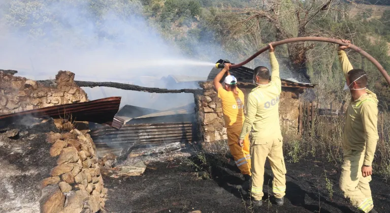 Amasya'da çıkan yangında ağıl ve samanlık kullanılamaz hale geldi