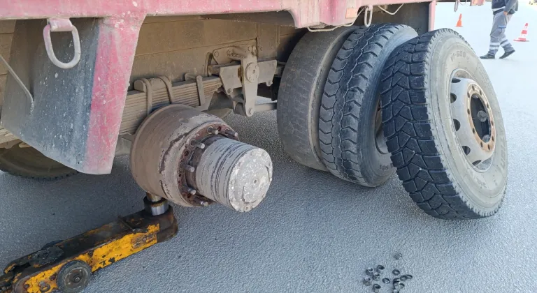 Amasya'da kamyonun yerinden çıkan tekerleği mobilya mağazasına girdi