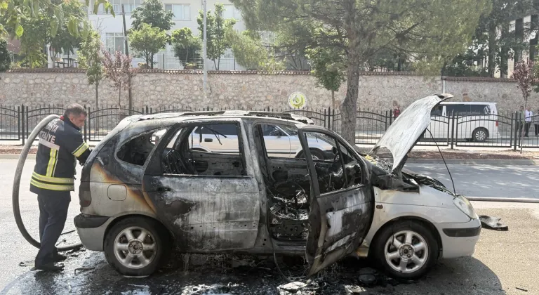 Amasya'da seyir halindeki otomobil yandı