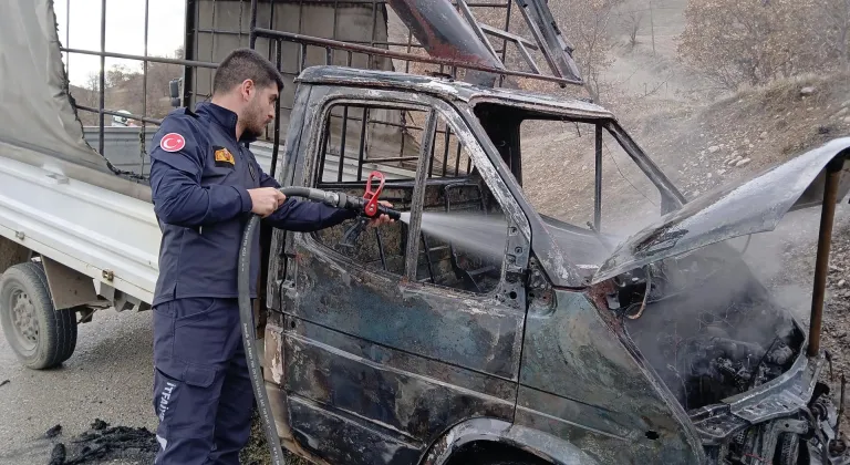 Amasya'da seyir halindeyken yangın çıkan kamyonet kullanılamaz hale geldi