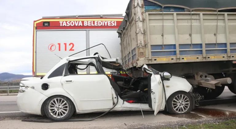 Amasya'da tıra çarpan otomobildeki 2 kişi öldü