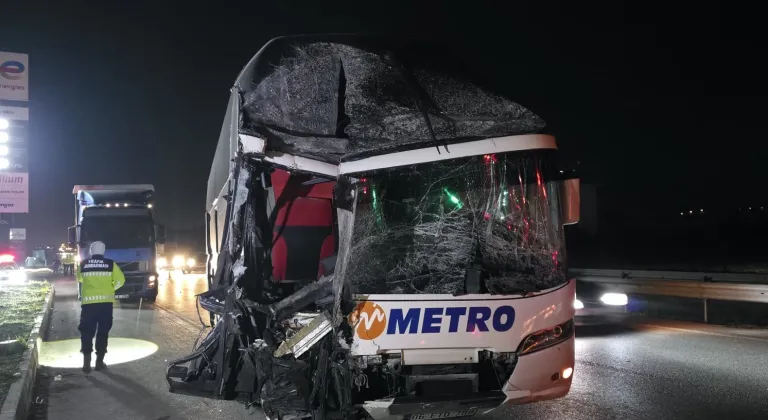 Amasya'da yolcu otobüsü ile tırın çarpıştığı kazada 11 kişi yaralandı