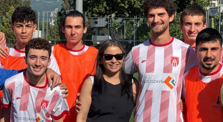 Amatör futbolcu, sahada kız arkadaşına sürpriz evlenme teklifinde bulundu