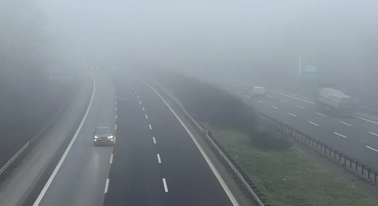 Anadolu Otoyolu ve D-100 kara yolunun Bolu Dağı kesiminde sis etkili oldu