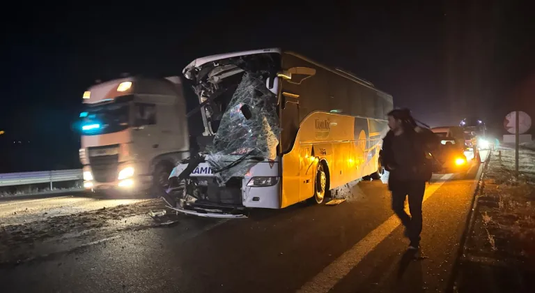 Anadolu Otoyolu'nda otobüs ile çekicinin çarpıştığı kazada 1 kişi öldü, 15 kişi yaralandı