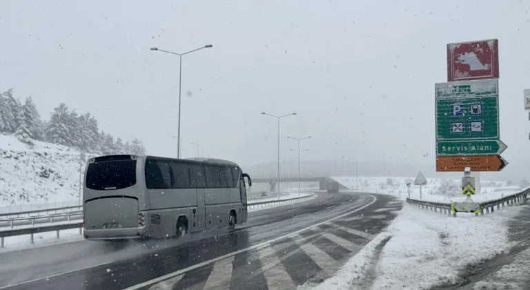 Anadolu Otoyolu'nun Ankara kesiminde kar etkili oluyor