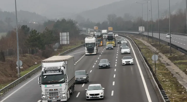 Anadolu Otoyolu'nun Bolu ve Düzce kesiminde bayram tatili hareketliliği kısmen başladı