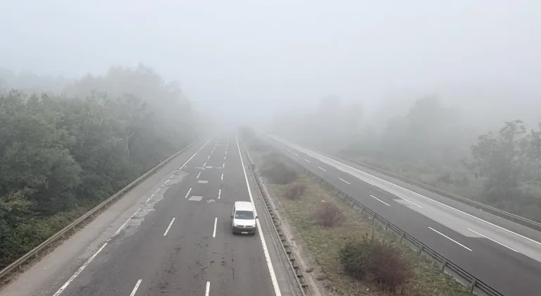 Anadolu Otoyolu'nun Düzce kesiminde sis etkili oldu