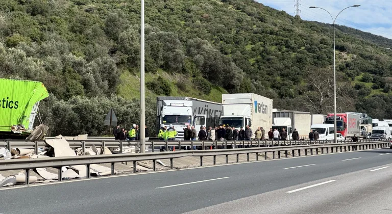 Anadolu Otoyolu'nun İstanbul yönü, Kocaeli kesimindeki kaza nedeniyle ulaşıma kapandı