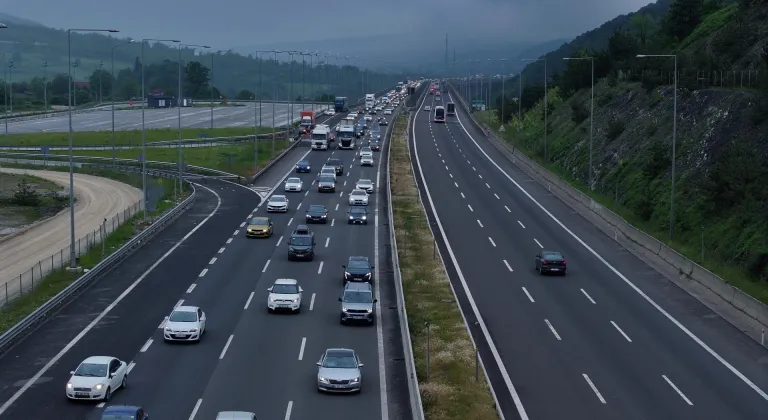 Anadolu Otoyolu'nun Sakarya, Düzce, Bolu ve Kocaeli kesiminde bayram tatili yoğunluğu sürüyor
