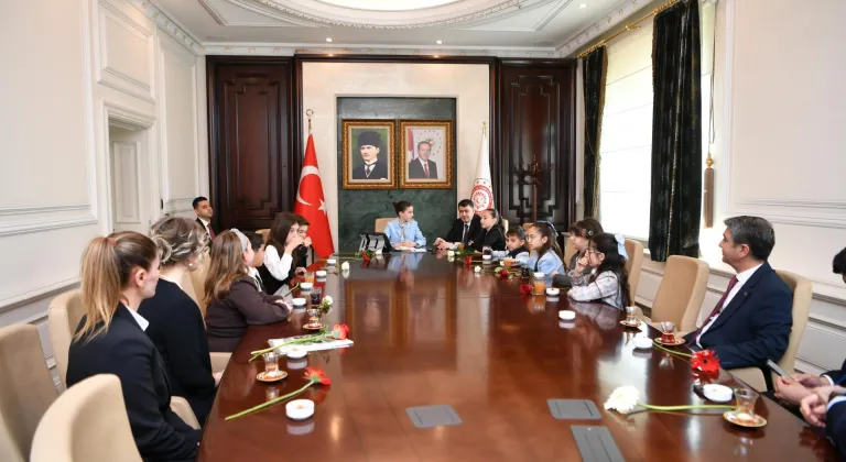 Ankara Valisi Şahin koltuğunu 5. sınıf öğrencisi Serra'ya devretti