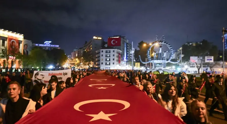 Ankara’da 29 Ekim coşkusu: Başkentliler Meşalelerle 2. Meclis’e yürüdü
