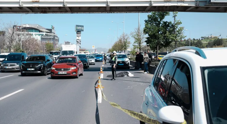 Ankara'da afiş asarken üst geçitten düşüp otomobilin altında kalan kişi öldü