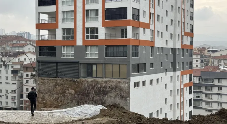 Ankara'da toprak kayması sonucu istinat duvarı çöken 17 katlı binanın temeli açığa çıktı
